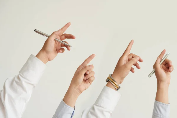 Handen Van Mensen Uit Het Bedrijfsleven Met Wijsvinger Omhoog — Stockfoto