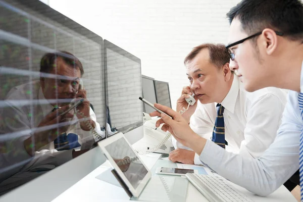 Agenti Borsa Che Guardano Grafici Indici Più Schermi Del Computer — Foto Stock