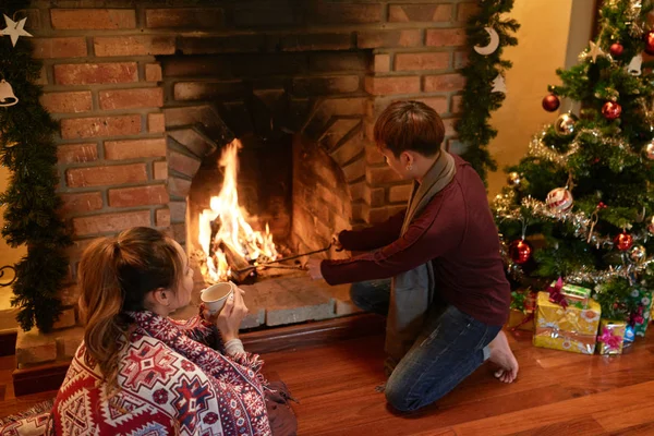 Młoda Para Wydatków Noc Bożego Narodzenia Firepalce Domu — Zdjęcie stockowe