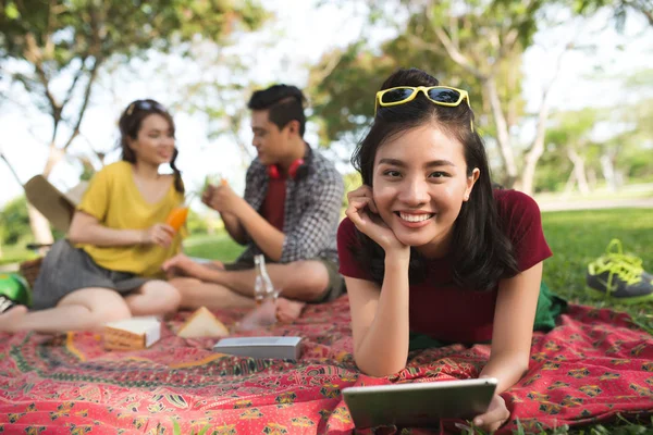 Neşeli Vietnamca Kız Üzerinde Park Battaniyeye Dijital Tablet Ile Yalan — Stok fotoğraf