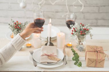 Masada şarap içme kadın kontrolden Noel için dekore edilmiştir.