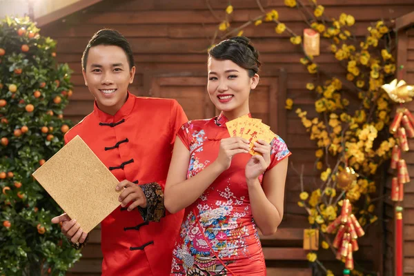 Loving Asian Couple Wearing Traditional Chinese Costumes Showing Colorful Envelopes — Stock Photo, Image