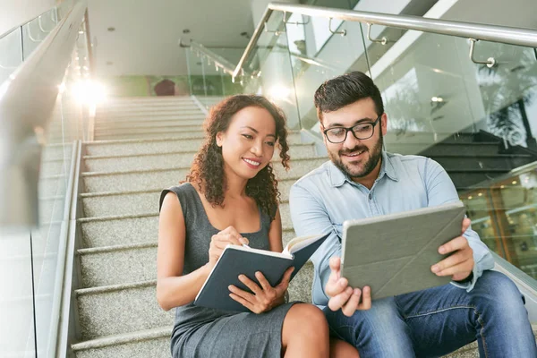 Fröhliche Geschäftsleute Sitzen Auf Stufen Und Schmieden Pläne Für Die — Stockfoto