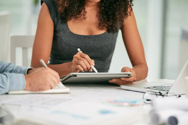 Geschäftsfrau Analysiert Während Des Treffens Informationen Auf Tablet Computern — Stockfoto