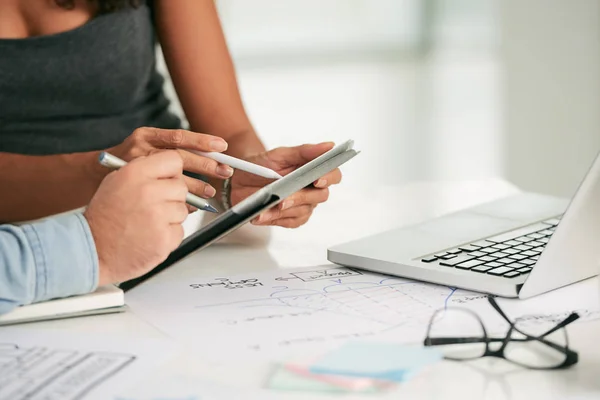 Nahaufnahme Von Geschäftskollegen Die Informationen Auf Tablet Computern Diskutieren — Stockfoto