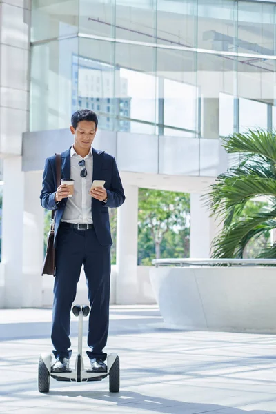 Jovem Empresário Vietnamita Com Café Take Out Smartphone Scooter Gyro — Fotografia de Stock