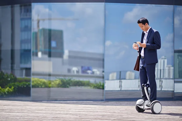 Jonge Aziatische Zakenman Controleren Smartphone Gyro Scooter Rijden — Stockfoto