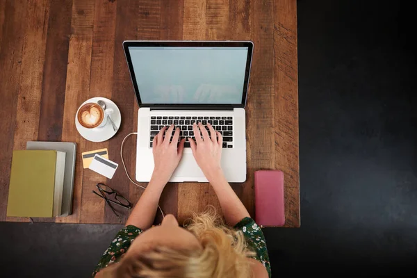 Geschäftsfrau Sitzt Hölzernen Cafétisch Und Arbeitet Laptop Blick Von Oben — Stockfoto