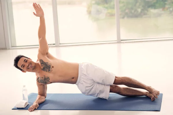 Heureux Asiatique Homme Faire Side Plank Dans Yoga Studio — Photo
