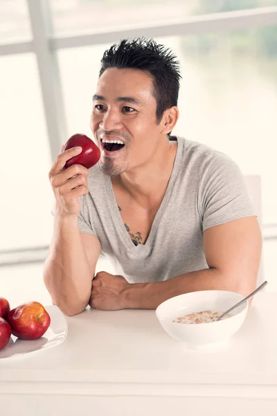 Retrato Del Joven Vietnamita Tomando Cereales Manzana Roja Para Desayuno —  Fotos de Stock