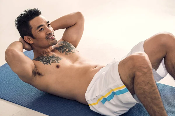 Sorrindo Homem Vietnamita Fazendo Sit Ups Tapete Ioga — Fotografia de Stock