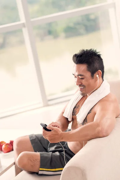 Úsměvem Shirtless Přizpůsobit Muž Čtení Zprávy Jeho Smartphone — Stock fotografie