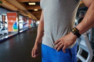 Sporcu akıllı gözetim altında onun bilek ayakta içinde jimnastik salonu ile görüntü kırpılmış