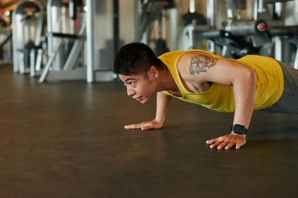 Sterke Vietnamese Sportman Doen Push Ups Sportschool — Stockfoto