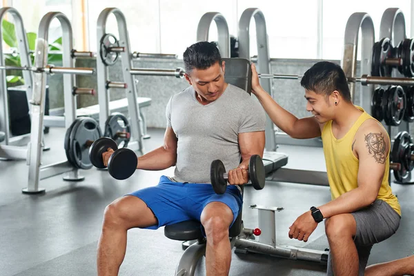Istruttore Fitness Che Controlla Come Bodybuilder Lavorare Con Pesi — Foto Stock