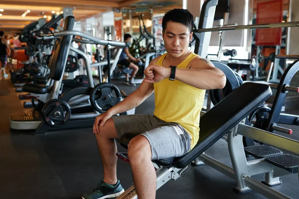 Vietnamese Mens Zijn Resultaten Slimme Horloge Controleren Training Sportschool — Stockfoto