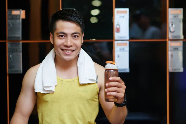 Junger Asiatischer Sportler Mit Wasserflasche Und Handtuch Hals — Stockfoto