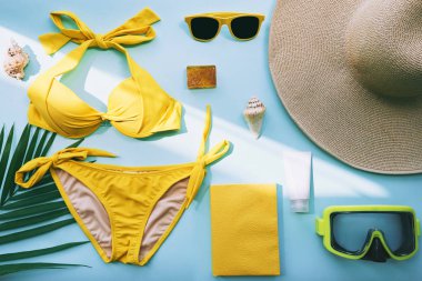 Her şey açık mavi renkli plaj tatil için