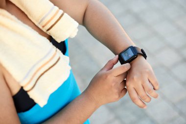 Eller kadının kalp hızı sonra açık eğitim denetimi