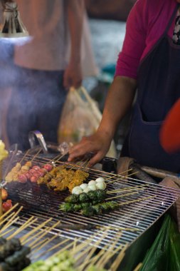 Kızarmış sopa yerel pazarda snacks