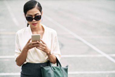 Cadde boyunca yürürken şık kadın manifatura portresi