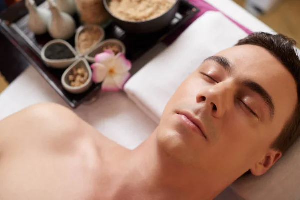 Jovem Relaxante Mesa Massagem Após Procedimento Spa — Fotografia de Stock