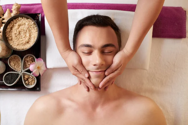 Uomo Che Riceve Massaggio Viso Professionale Vista Dall Alto — Foto Stock
