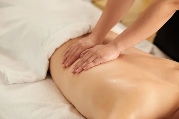 Massagista Fazendo Relaxante Massagem Nas Costas Com Óleos — Fotografia de Stock