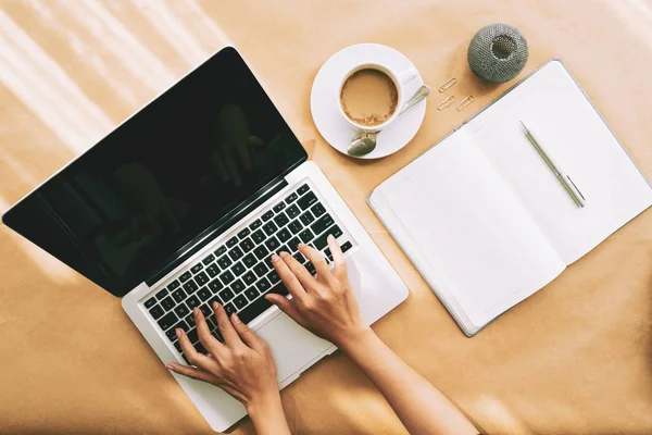 Handen Van Vrouw Die Laptop Werkt Weer Van Boven — Stockfoto