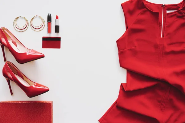 赤いドレス ハイヒール 白い背景の上化粧品 — ストック写真