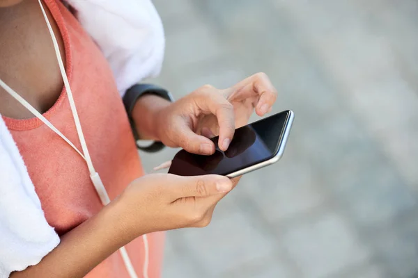 Sportlerin Checkt Nach Dem Joggen Nachrichten Auf Ihrem Smartphone — Stockfoto