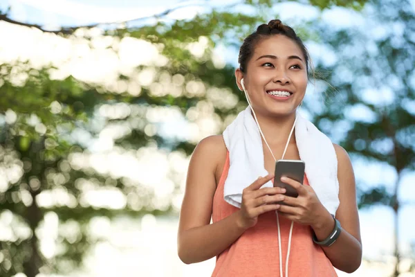 Glückliche Gesunde Vietnamesische Joggerin Die Musik Zum Training Wählt — Stockfoto