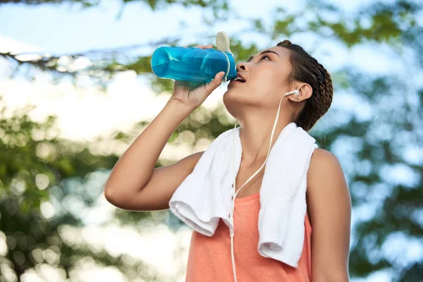 Corredor Femenino Bebiendo Agua Dulce Después Entrenar Aire Libre — Foto de Stock