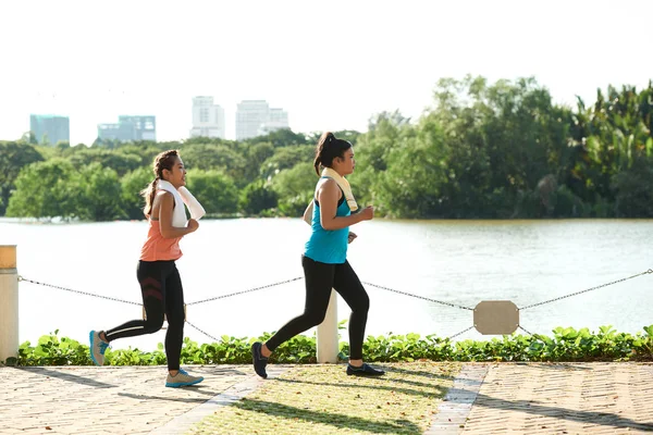 Jonge Aziatische Vrouwen Lopen Langs Rivieroever Ochtend — Stockfoto