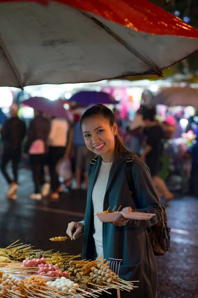 Lächelnde Junge Frau Greift Nach Lebensmitteln Auf Lokalem Markt — Stockfoto