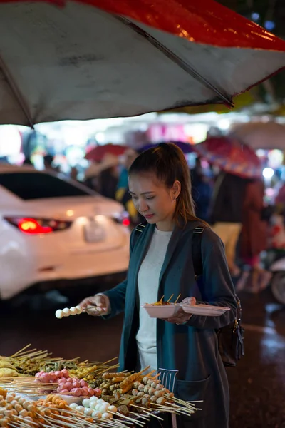 Schöne Junge Vietnamesin Kauft Snacks Auf Der Straße — Stockfoto