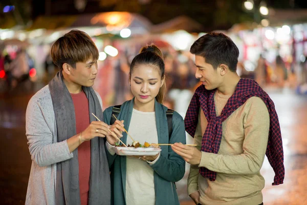 Grupp Vietnamesiska Ungdomar Försöker Gata Mat Köpte — Stockfoto