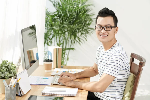 Retrato Empresário Vietnamita Alegre Roupas Casuais Trabalhando Computador — Fotografia de Stock