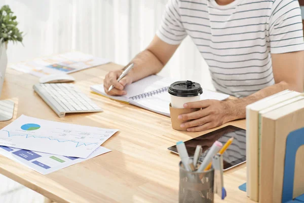 Bijgesneden Afbeelding Van Zakenman Drinken Koffie Het Werken Met Financiële — Stockfoto