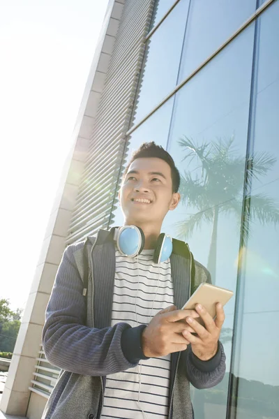Asiatisk Ung Man Promenader Utomhus Med Smartphone Och Hörlurar — Stockfoto