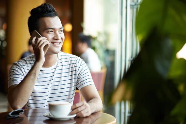 Sorridente Uomo Vietnamita Che Chiama Telefono Quando Seduto Caffè — Foto Stock
