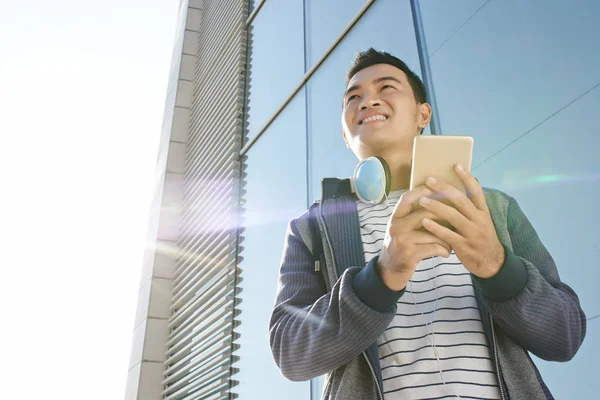 Jovem Sorrindo Asiático Homem Rua Com Smartphone — Fotografia de Stock