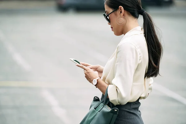 Asiática Mujer Negocios Pie Aire Libre Leyendo Mensaje Teléfono Inteligente —  Fotos de Stock