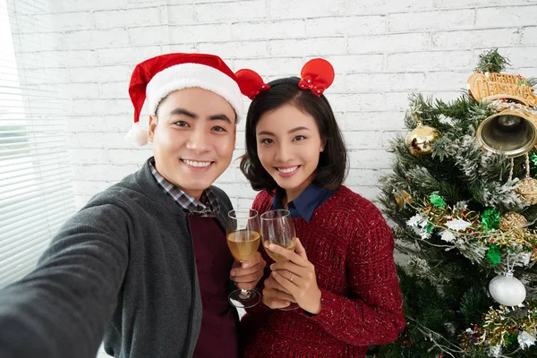 Selfie Zweier Junger Asiatischer Büroangestellter Die Zur Weihnachtszeit Mit Weingläsern — Stockfoto