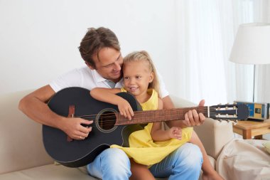 Baba küçük kızı nasıl gitar öğretim