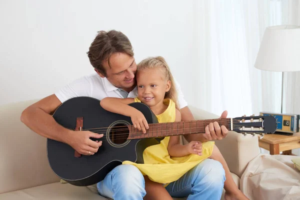 Ojciec Jego Córeczka Uczy Się Grać Gitarze — Zdjęcie stockowe