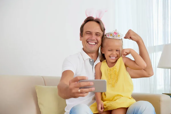 Feliz Padre Hija Mostrando Sus Bíceps Tomar Selfie — Foto de Stock