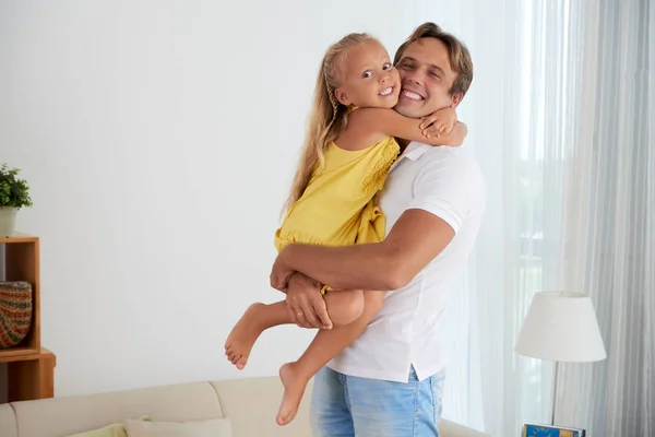 Szczęśliwy Ojciec Córka Przytulanie Patrząc Kamery — Zdjęcie stockowe
