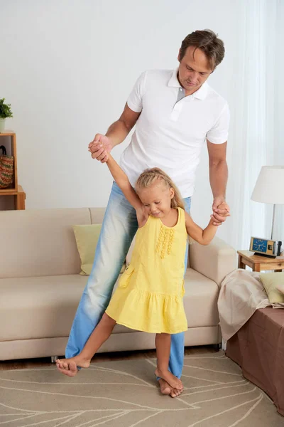 父親の足彼らが家で遊んでいるときに娘の立っています — ストック写真