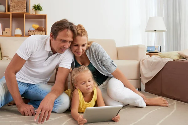 Familia Tres Sentados Suelo Viendo Vídeos Tableta —  Fotos de Stock